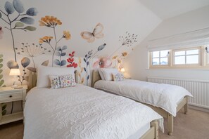 4 chambres, fer et planche à repasser, lit de bébé portatif