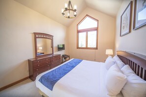 3 habitaciones, escritorio, tabla de planchar con plancha y wifi