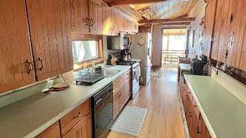 Villa, 5 Bedrooms | Private kitchen | Fridge, oven, coffee/tea maker, toaster