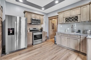 House, 3 Bedrooms | Private kitchen | Fridge, oven, coffee/tea maker - Cozy Renovated 19th Century Home, 5 Min to OSU! 3 Bedroom Home by Paula (Columbus)