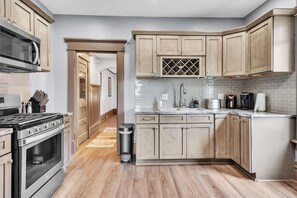 House, 3 Bedrooms | Private kitchen
