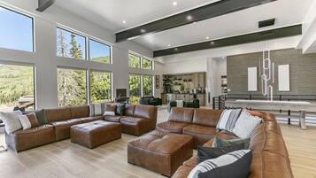 House, 4 Bedrooms | Living area