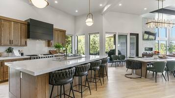 House, 4 Bedrooms | Private kitchen | Fridge, oven, coffee/tea maker, toaster