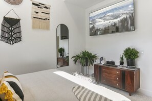 House, 2 Bedrooms | 2 bedrooms, desk, laptop workspace, free WiFi - 9005B - Luxury Two Bedroom + Den 2 Home (Solitude)