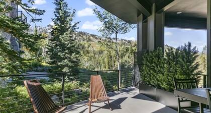 9005B - Luxury Two Bedroom + Den 2 Home