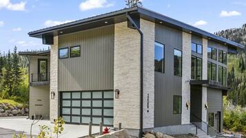 House, 6 Bedrooms | Exterior