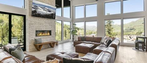 House, 6 Bedrooms | Living area