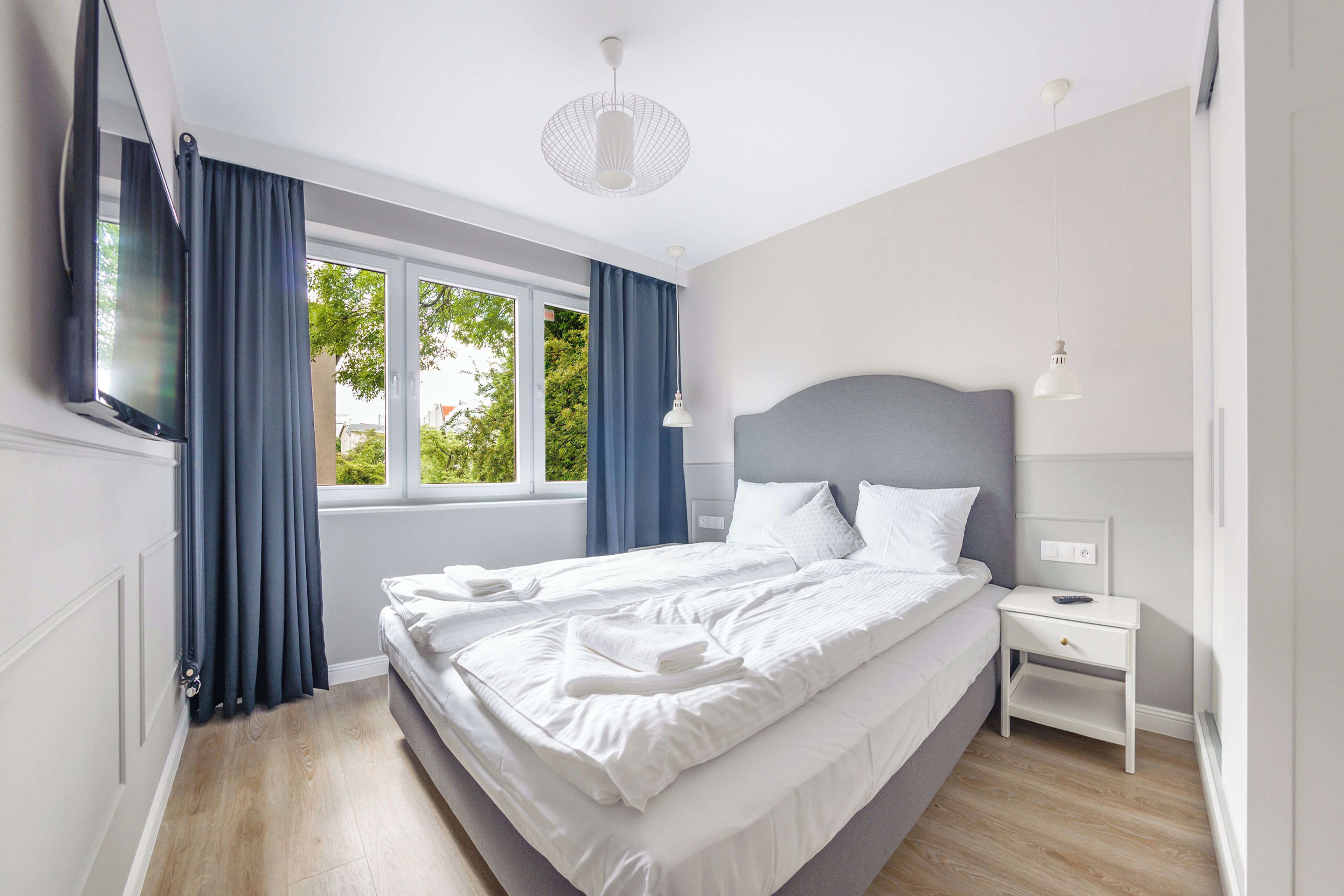 Apartament (1/4) | Espacio para trabajar con laptop y tabla de planchar con plancha 