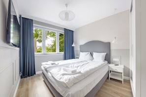 Espacio para trabajar con laptop y tabla de planchar con plancha