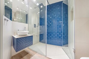 Apartament (1/4) | Bathroom | Shower, towels - Apartamenty Sun & Snow Kubacza (Sopot)