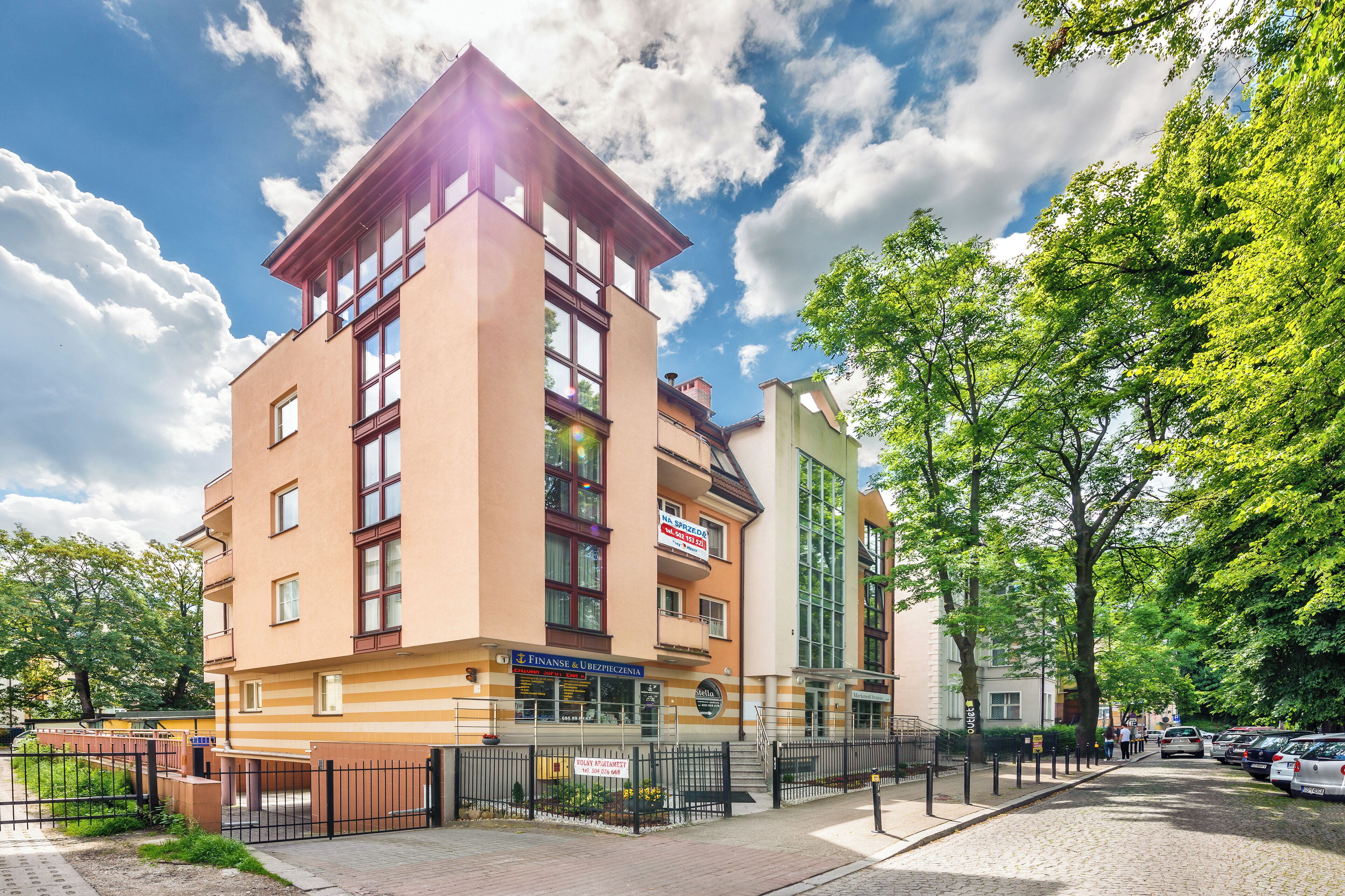 Vista frontal de la propiedad