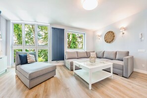 Apartament (1/4) | Living area | Flat-screen TV - Apartamenty Sun & Snow Kubacza (Sopot)