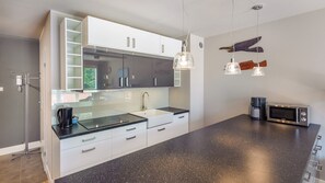 Refrigerador, microondas, placa de cocina, lavavajillas