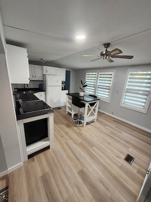 Kjøleskap, mikrobølgeovn, ovn og kokeplater