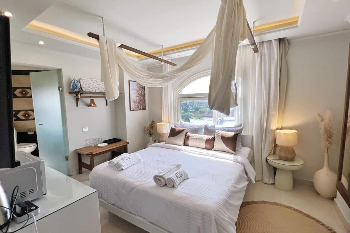 Standard Double Room | Iron/ironing board, free WiFi