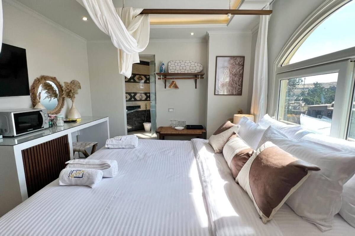 Deluxe Double Room, Non Smoking, Kitchenette | Iron/ironing board, free WiFi