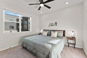 2 室のベッドルーム、デスク、アイロン / アイロン台、旅行用ベビーベッド