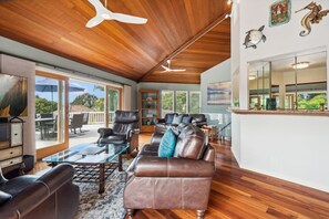 Smart TV, books - Aloha Hale - Gorgeous home with pool, hot tub, AC (Princeville)
