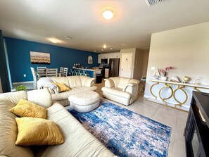 Smart TV, lareira, livros, monitores de computador