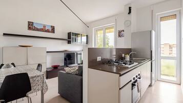 Jääkaappi, uuni, liesi, astianpesukone