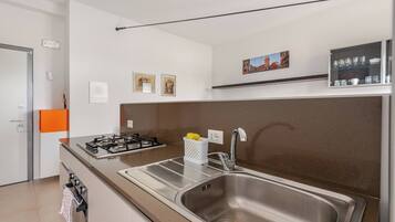 Jääkaappi, uuni, liesi, astianpesukone