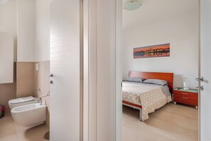 Dutxa, assecador de cabells, bidet i tovalloles 