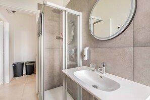 Shower, hair dryer, bidet, towels