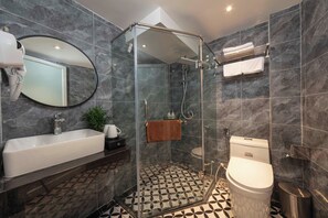 Shower, free toiletries, hair dryer, bathrobes - Madelise Stardust Hotel & Travel (Hanoi)