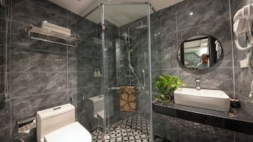 Regadera, amenidades de baño gratuitas, secadora de cabello, batas