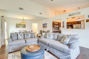 TV - Near Dtwn & Beach: Savannah Home w/ Game Room! (Savannah)