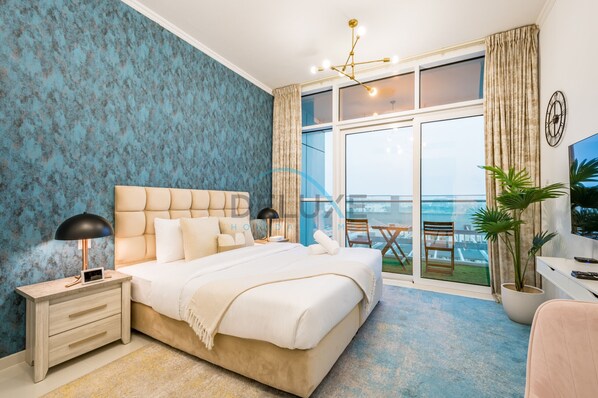 Een kluis op de kamer, een strijkplank/strijkijzer, gratis wifi