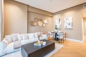 TV - Charming 2BR in Bloom Heights, Jumeirah Village Circle by Deluxe Holiday Homes (Dubai)