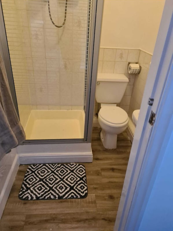 Basic Single Room | Bathroom