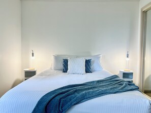 Appartement supérieur, 3 chambres, non-fumeur, vue sur la ville | 3 chambres, bureau, espace de travail pour ordinateurs portables