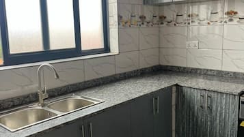 Refrigerador con congelador, microondas, horno y parrilla de estufa