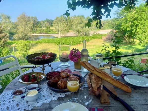 Tägliches Frühstücksbuffet (11 EUR pro Person)