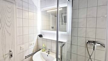 Dusche, Haartrockner, Handtücher, Seife