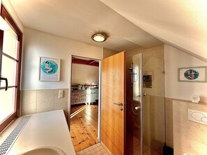 Doccia, asciugacapelli, asciugamani, sapone