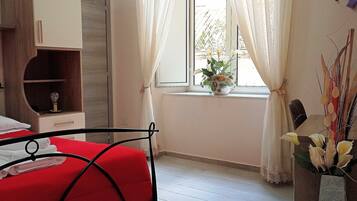 Quarto, 1 cama de casal, para não fumantes, suíte | Escrivaninha, Wi-Fi de cortesia, roupa de cama