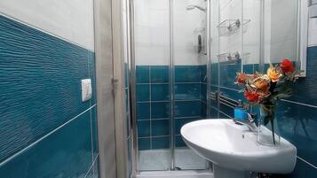 Quarto, 1 cama de casal, para não fumantes, suíte | Banheiro | Chuveiro, secador de cabelo, bidê, toalhas de banho