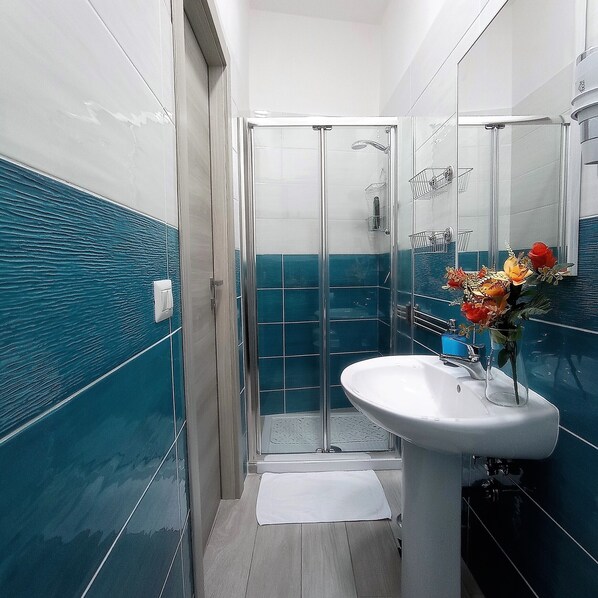 Room, 1 Double Bed, Non Smoking, Ensuite | Bathroom | Shower, hair dryer, bidet, towels