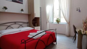 Quarto, 1 cama de casal, para não fumantes, suíte | Escrivaninha, Wi-Fi de cortesia, roupa de cama