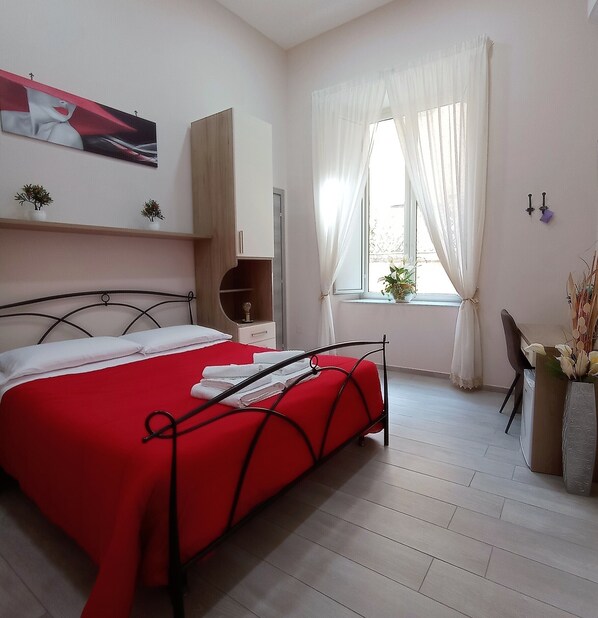 Bureau, Wi-Fi gratuit, draps fournis