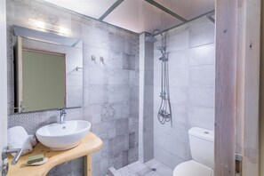 تجهيزات دش، مجففات شعر، مناشف، صابون