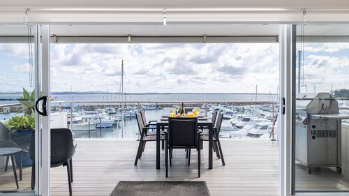 Crows Nest Marina View Apartment, 6 Teramby Rd - waterfront, WiFi, Aircon, Marina