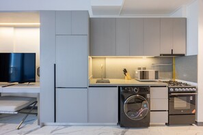 Fridge, microwave, oven, stovetop - Mag Eye 930 - Calm Studio Apartment in Meydan (Meydan)