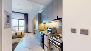 Køleskab, mikrobølgeovn, ovn, kogeplade