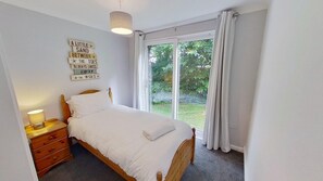 3 bedrooms, iron/ironing board, bed sheets