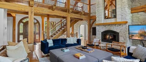 Een smart-tv, een open haard, videogames en boeken