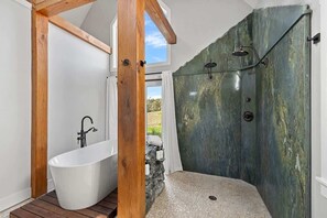 シャワー、ヘアドライヤー、シャンプー